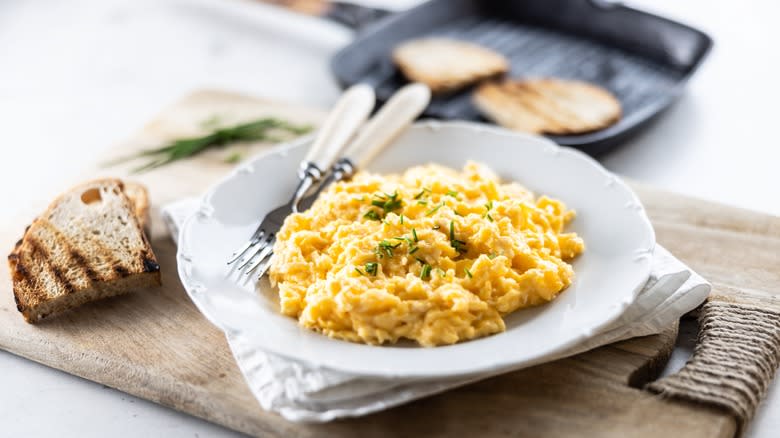 Scrambled eggs on plate