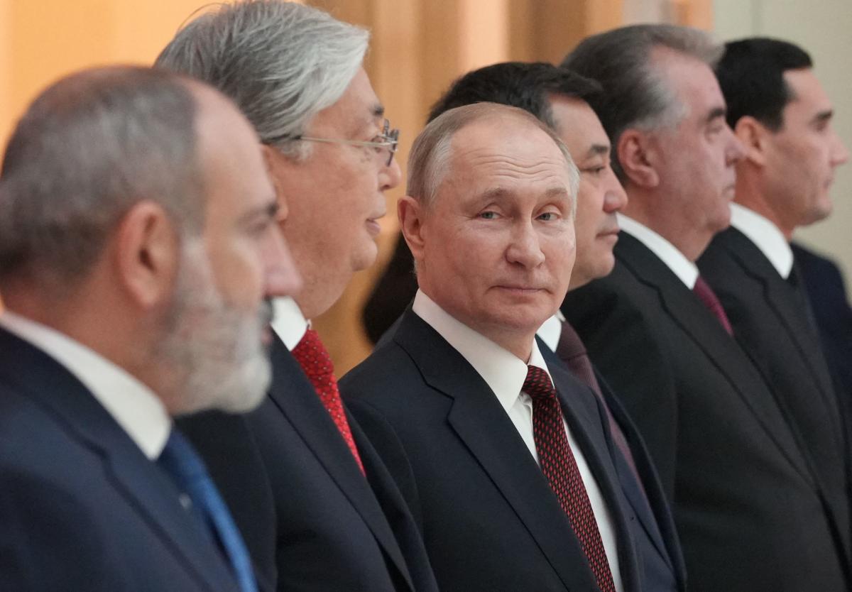 Putin gives eight gold rings to presidents of CIS countries, keeps ninth