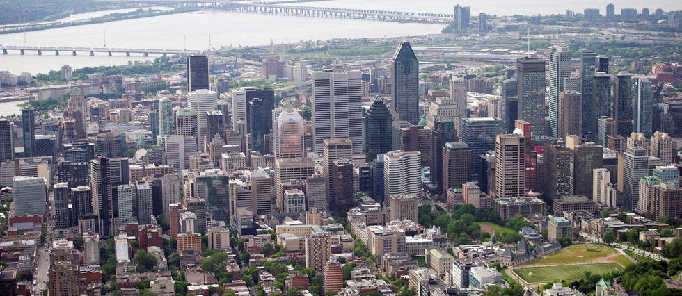 Vue aérienne de la ville de Montréal. Il y est désormais interdit de recevoir des invités à la maison.
