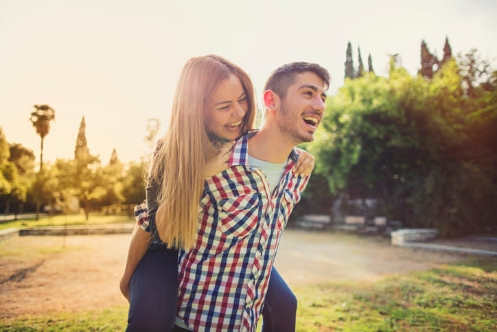 Pareja feliz, ¿dientes sanos? ¡Eso dice un estudio reciente! - Foto: Thansis Zovoilis/Getty Images