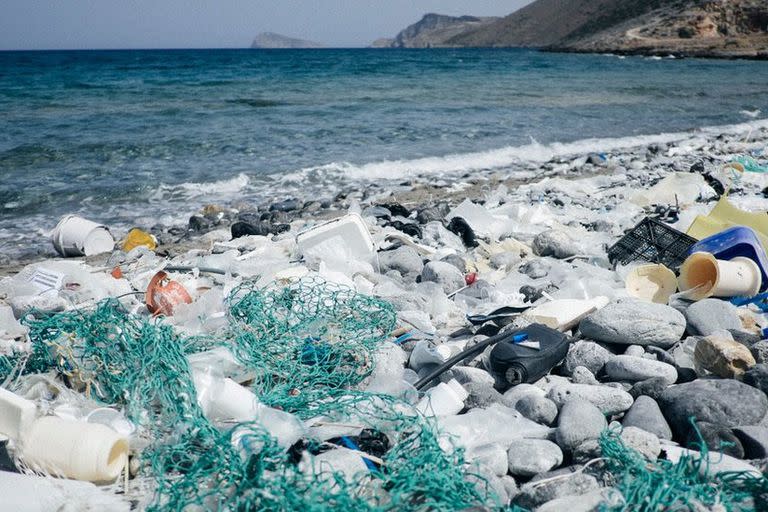 El 40% de los plásticos que ingresan a los mares ingresan desde la costa