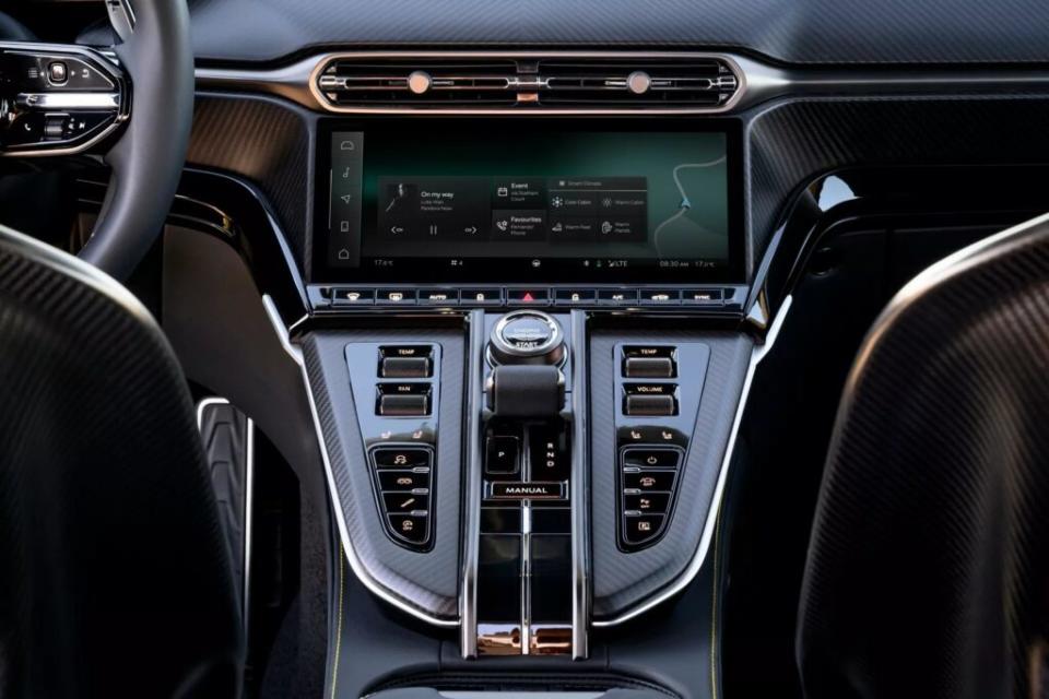 車內鋪陳與DB12如出一轍，10.25吋的車載娛樂系統搭配上許多實體按鍵，看起來既現代化又有跑車戰鬥氛圍。(圖片來源：Aston Martin)