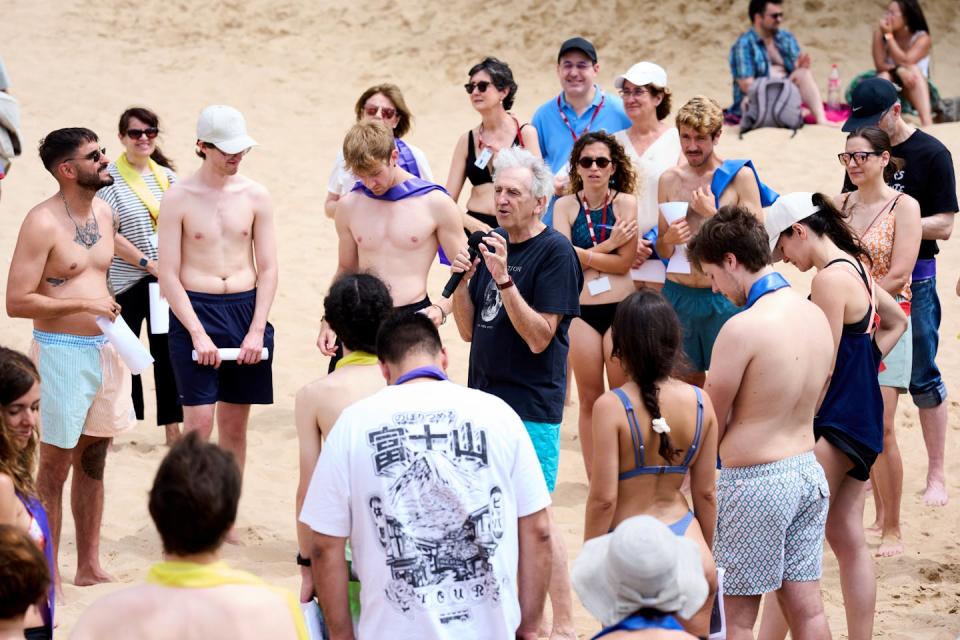 Juan Luis Arsuaga y el alumnado durante la clase de anatomía en la playa de los Bikinis. Juanma Serrano/UIMP