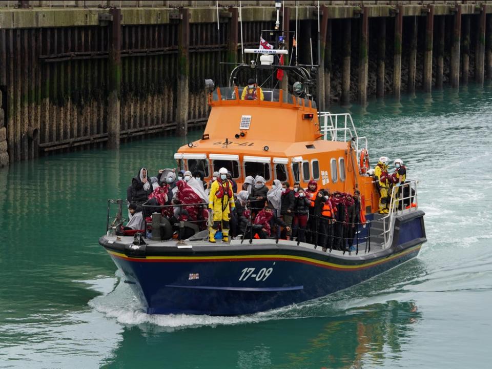 Un grupo de personas que se cree que son inmigrantes interceptados en el Canal de la Mancha son llevados a Dover por un bote salvavidas (PA)