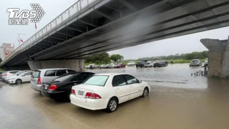 宜蘭河暴漲，溪水淹到河濱公園停車場。（圖／TVBS）