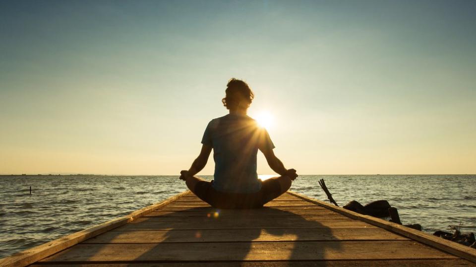 Mujer meditando