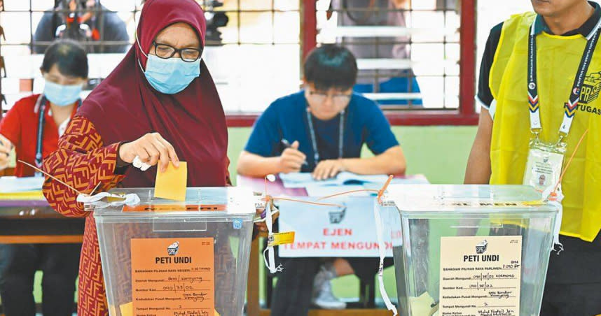馬來西亞19日舉行國會下議院大選，選前民調顯示，反對黨領袖安華領導的「希盟」可望拿下最多席次，但預料3大政黨聯盟都無法取得112席以上的席次單獨執政，可能導致出現「懸峙國會」的局面。據信這次大選是安華最後一次問鼎馬國首相寶座的機會。圖為民眾在馬來西亞一處投票站投票。（圖／新華社）