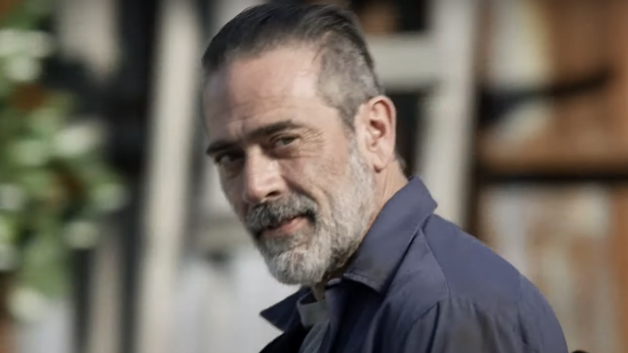  Negan smirking at Maggie in The Walking Dead. 