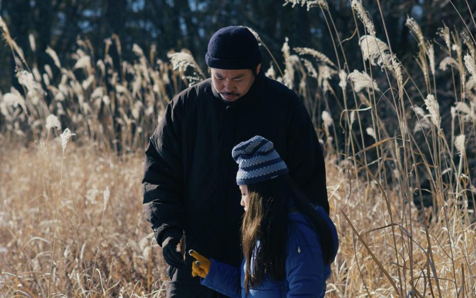 Takumi (Hitoshi Omika) und seine Tochter Hana (Ryo Nishikawa) haben ein inniges Verhältnis zur Natur. (Bild: Pandora Film/NEOPA/Fictive)