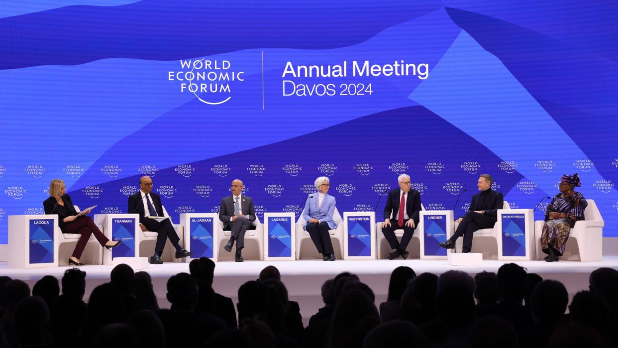  Francine Lacqua, editor-at-large and anchor for Bloomberg Television, Tharman Shanmugaratnam, Singapore's president, Mohammed Al-Jadaan, Saudi Arabia's finance minister, Christine Lagarde, president of the European Central Bank (ECB), David Rubenstein, co-founder of the Carlyle Group LP, Christian Lindner, Germany's finance minister, Ngozi Okonjo-Iweala, director-general of the World Trade Organization (WTO), left to right, during The Global Economic Outlook panel session on the closing day of the World Economic Forum (WEF) in Davos. 