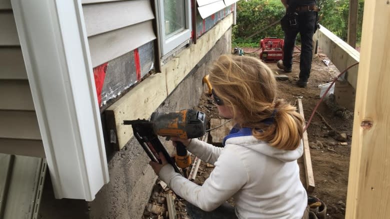 Louisbourg carpenter hitchhikes to job site to care for her kids