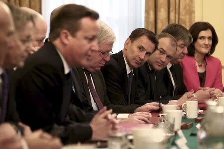 Britain's Health Secretary Jeremy Hunt (4th R) watches as Prime Minister David Cameron (6th R) hosts a cabinet meeting at 10 Downing Street in central London January 6, 2015. REUTERS/Dan Kitwood/Pool
