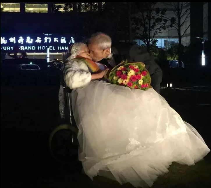 <p>De esta manera, en pleno San Valentín, Qiao llevó a su esposa al parque localizado justo frente al hotel y, cuando llegó el momento, le mostró el mensaje ‘escrito’ en la fachada del lugar. </p>