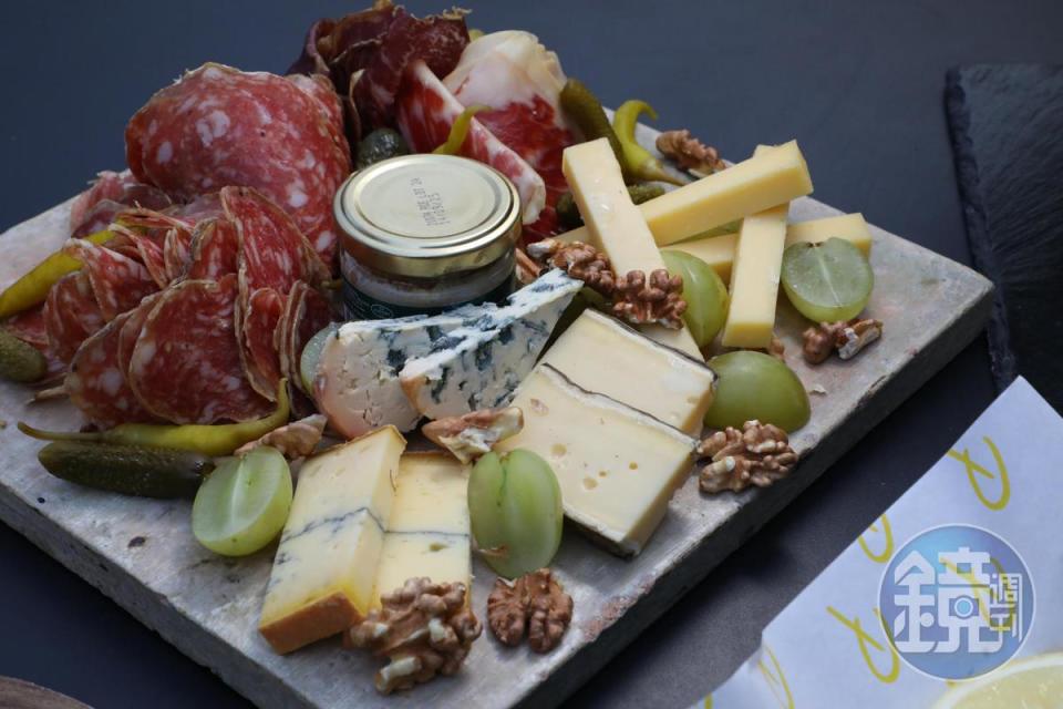 熟肉起司拼盤「Charcuterie and Cheese Mix Platter」也是推薦的下酒菜。（港幣498元／份）