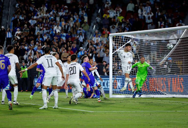 Alexis Mac Allister convierte, de cabeza, el 2-1 parcial del triunfo argentino ante Costa Rica