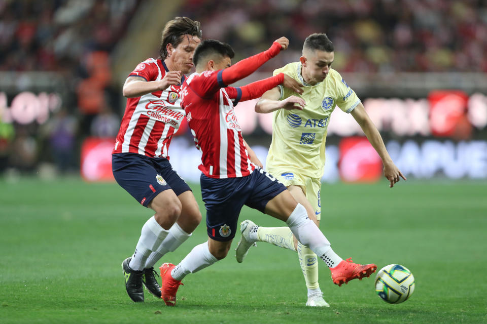 Fernando Beltrán de Chivas pelea por la pelota con Álvaro Fidalgo de America en el Torneo Clausura 2023  (Foto: Refugio Ruiz/Getty Images)