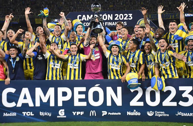 El plantel de Rosario Central con la Copa de la Liga 2023, tras ganarle la final a Platense 1-0 en Santiago del Estero