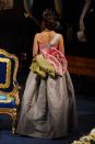 <p>El diseño strapless color block puede parecer bastante sencillo hasta que se da la vuelta y se revela un elaborado diseño. Es un look de princesa de manera tradicional.<br>Harper’s Bazaar </p>