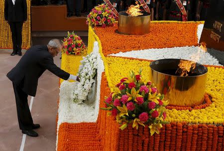 India's President Pranab Mukherjee lays down a wreath at the India Gate war memorial during a ceremony to commemorate 50th anniversary of a war between India and Pakistan, in New Delhi, India, August 28, 2015. REUTERS/Adnan Abidi