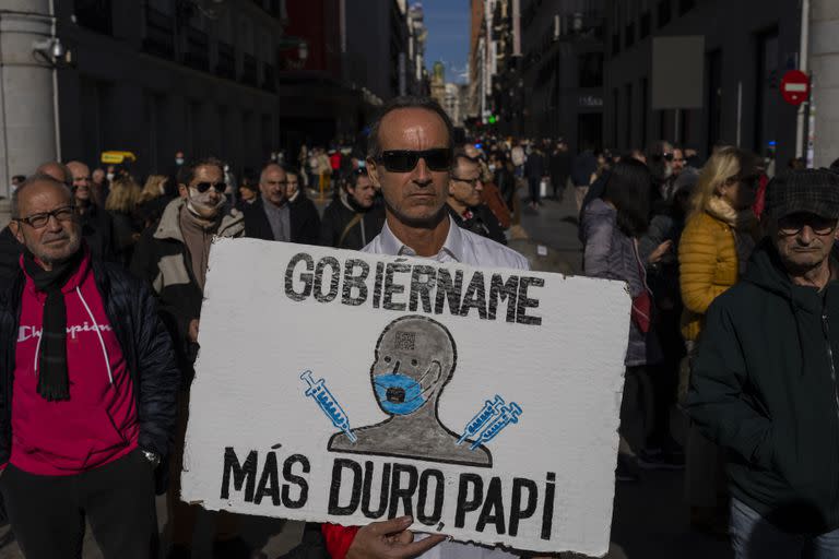 Manifestantes organizados por el movimiento de los "chalecos blancos" participan en una protesta contra las restricciones del COVID-19 y el mandato de vacunación en Madrid, España, el domingo 6 de febrero de 2022