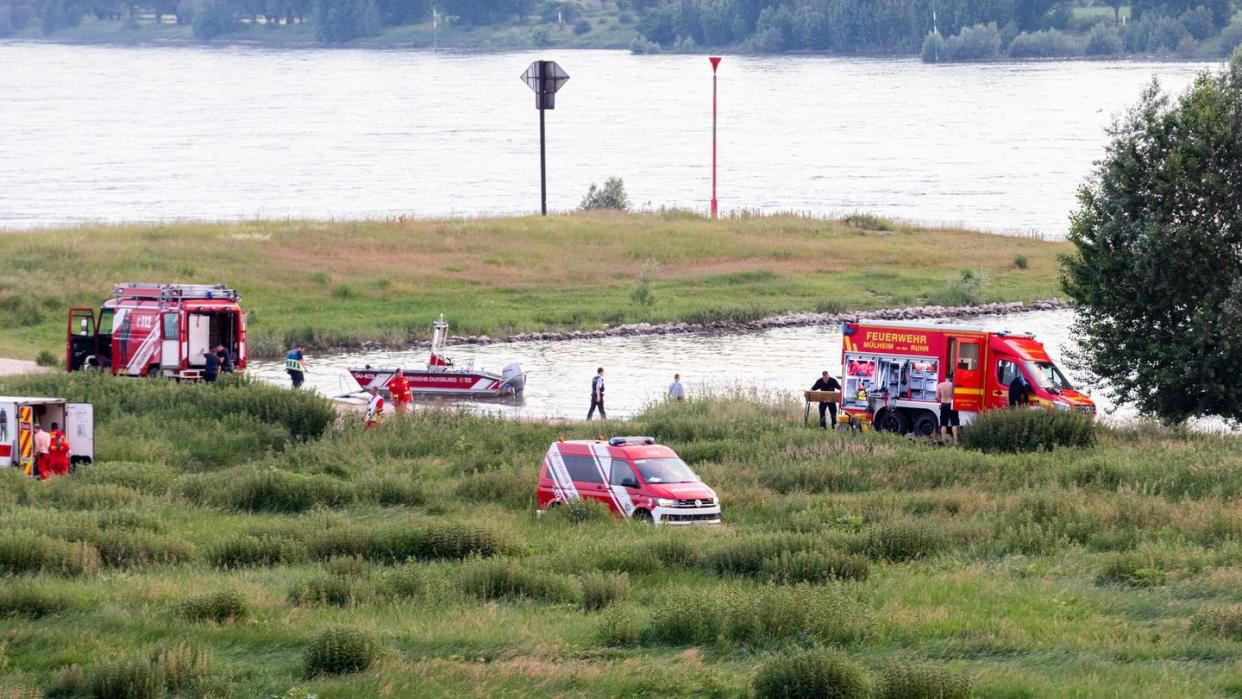 Einsatzkräfte suchen nach den vermissten Mädchen.