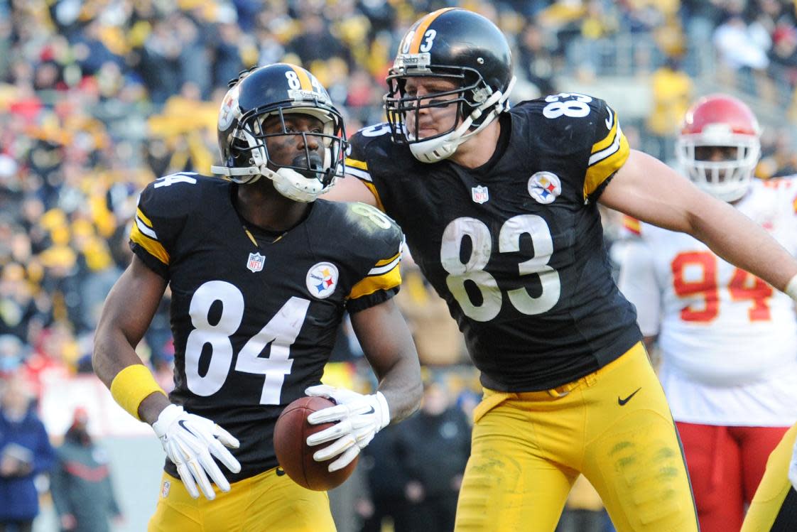 Antonio Brown, receptor de los Steelers de Pittsburgh, festeja con Heath Miller, luego de atrapar un pase de anotación frente a los Chiefs de Kansas City, en el duelo del domingo 21 de diciembre de 2014 (AP Foto/Don Wright)