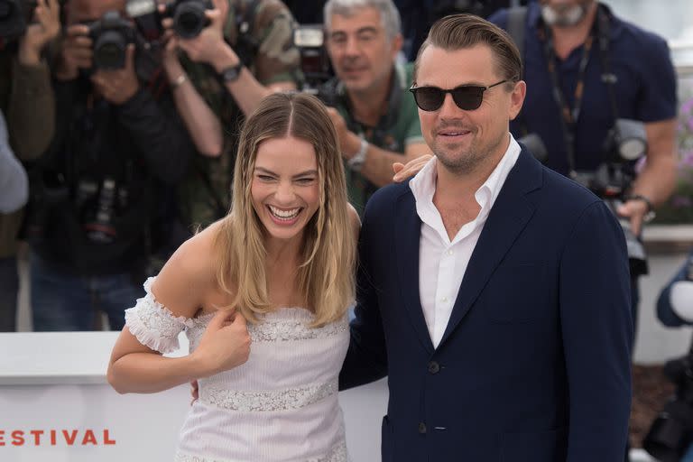 Brad Pitt, Margot Robbie y Leonardo DiCaprio posaron hoy para los cientos de fotógrafos que se dieron cita para esta edición del festival de cine Cannes