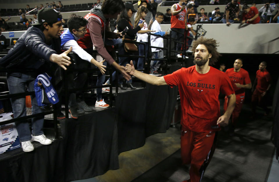 Robin López, de los Bulls de Chicago, es saludado por un grupo de seguidores antes del partido ante el Magic de Orlando, el jueves 13 de diciembre de 2018, en la Ciudad de México (AP Foto/Claudio Cruz)