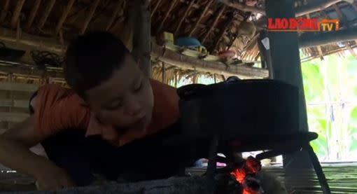 越南一名男童年僅才10歲，就靠自己的力量獨自生活，仍堅持努力學習，從未缺席過學校的課程。（圖／翻攝自Laodong TV）