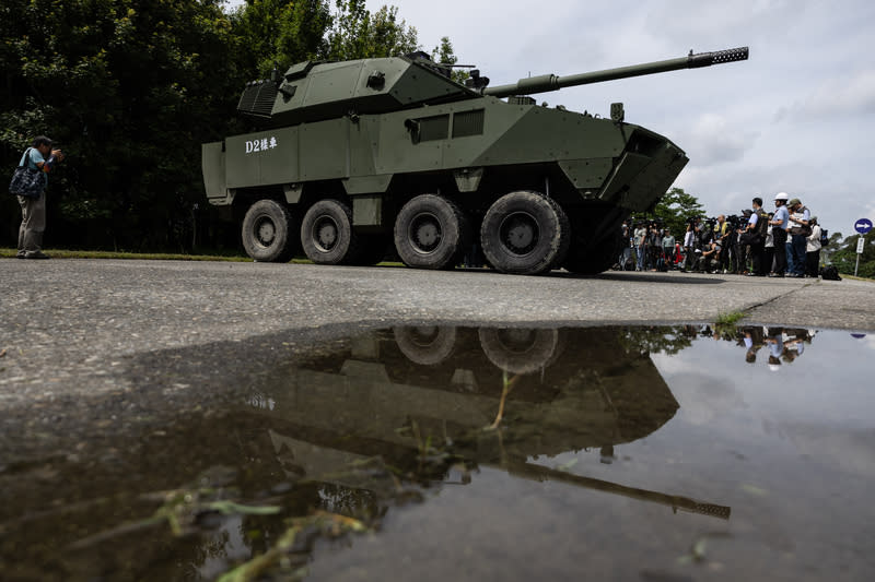 國防部展示105公厘輪型戰車 國防部軍備局生產製造中心25日在南投兵整中心辦理 媒體邀訪活動，介紹「105公厘輪型戰車」研製樣 車，並透過靜態及動態展示，盼讓民眾了解國防自主 研製成果。 中央社記者翁睿坤攝　113年6月25日 