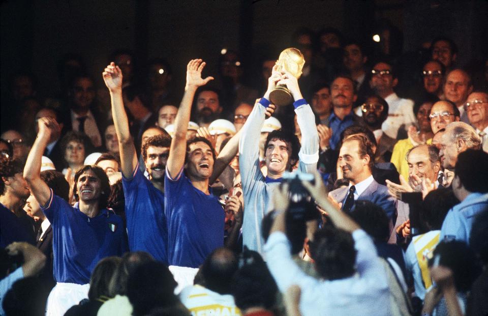 1982 World Cup Final, Italy v West Germany, Dino Zoff lifts the World Cup. (Photo by Mark Leech/Getty Images)