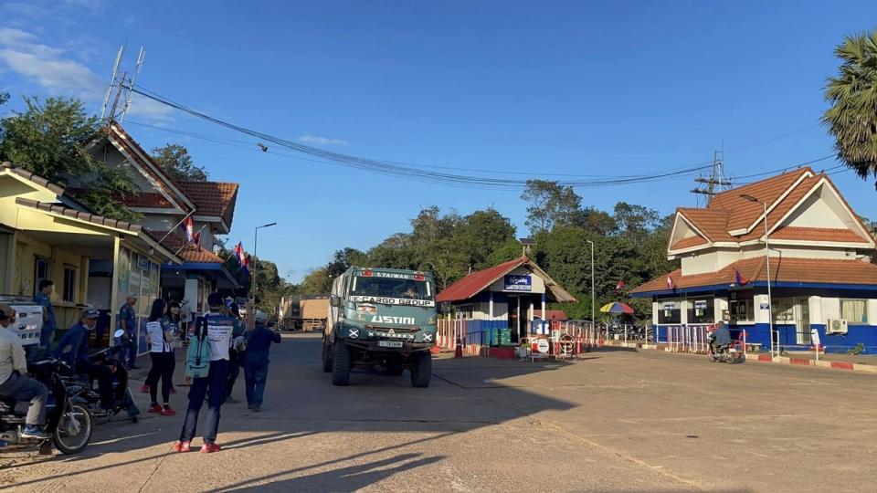 第五天的賽程是跨越國境進入到柬埔寨中，由於台灣與該國沒有邦交，因此通關過程可是歷經重重關卡，付了大筆押金才順利通關，也道盡台灣車手國外比賽的困境。