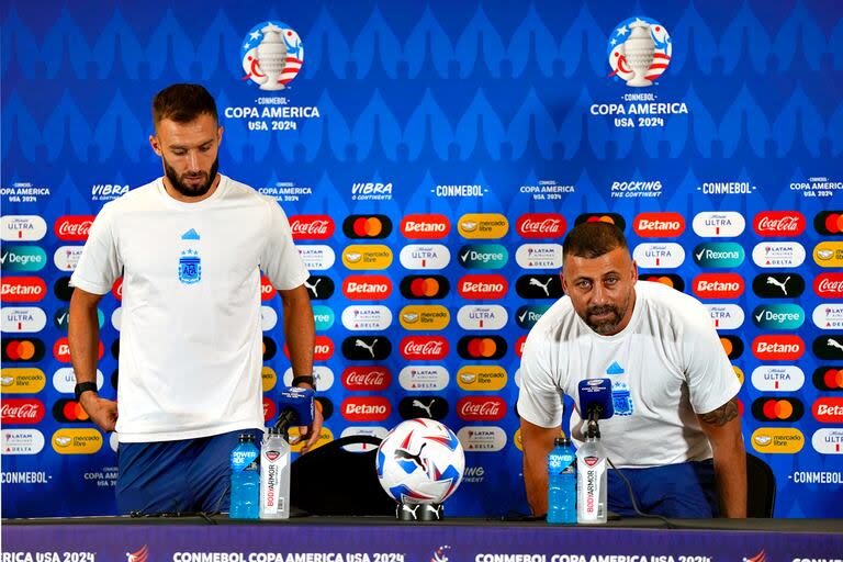 Samuel y Pezzella en la conferencia de prensa de la selección previa al partido contra Perú