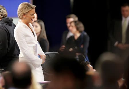 Fox News Channel anchor and debate moderator Megyn Kelly talks with members of the crowd at the conclusion of the U.S. Republican presidential candidates debate in Detroit, Michigan, March 3, 2016. REUTERS/Jim Young