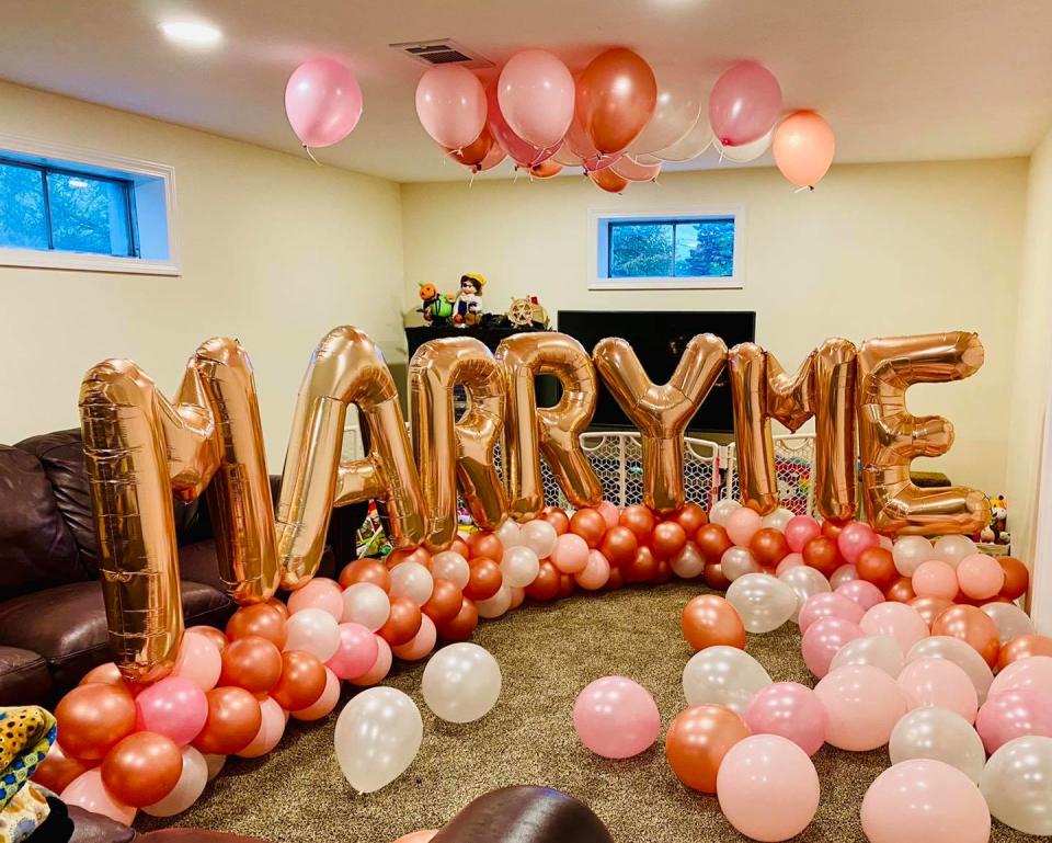 Balloons are used for wedding proposals and ceremonies today, with classic and organic creations that aim for elegance and class.