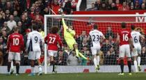 Britain Soccer Football - Manchester United v West Bromwich Albion - Premier League - Old Trafford - 1/4/17 West Bromwich Albion's Ben Foster makes a save Action Images via Reuters / Lee Smith Livepic