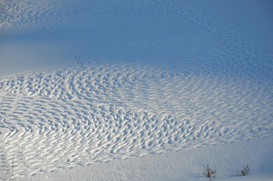 Snow art crop circles by Simon Beck<br>View more of Beck's art on his Facebook page, <a href="https://www.facebook.com/snowart8848" rel="nofollow noopener" target="_blank" data-ylk="slk:Simon Beck's Snow Art;elm:context_link;itc:0;sec:content-canvas" class="link ">Simon Beck's Snow Art</a>