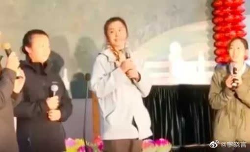 網友曝光王祖賢參加華人公益活動的側拍照。（圖／翻攝自微博）