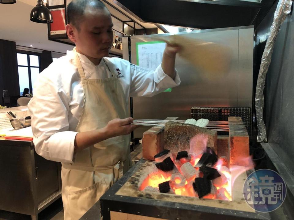 祥雲龍吟為了呈現這道炭烤鰻魚料理，特別新買烤爐搬來台東。
