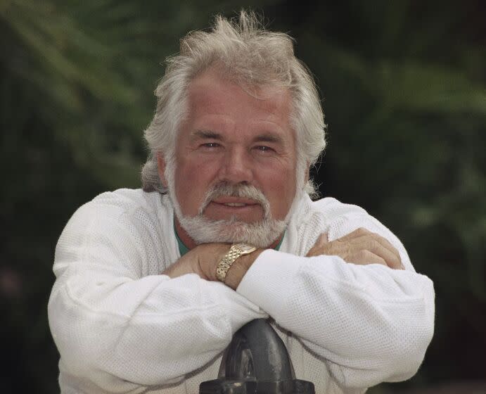 Kenny Rogers posa para una fotografía el 17 de mayo de 1989, en Los Ángeles.