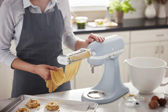 This retro KitchenAid stand mixer has a gorgeous ceramic hobnail