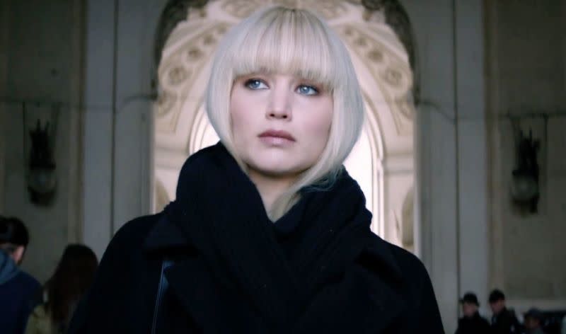 Die Leute sind bestürzt darüber, dass Jennifer Lawrence in „Red Sparrow“ mit nur einer Haarfärbung von dunklem Haar zu Platinblond wechselt. (Bild: 20th Century Fox)