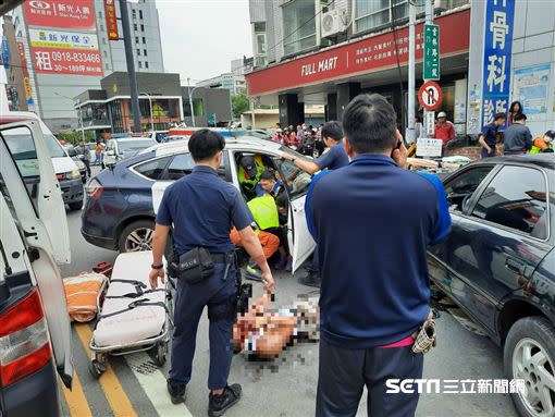 5輛警車前後包夾通緝犯，3名警員因此受傷，其中兩人骨折。（圖／翻攝畫面）