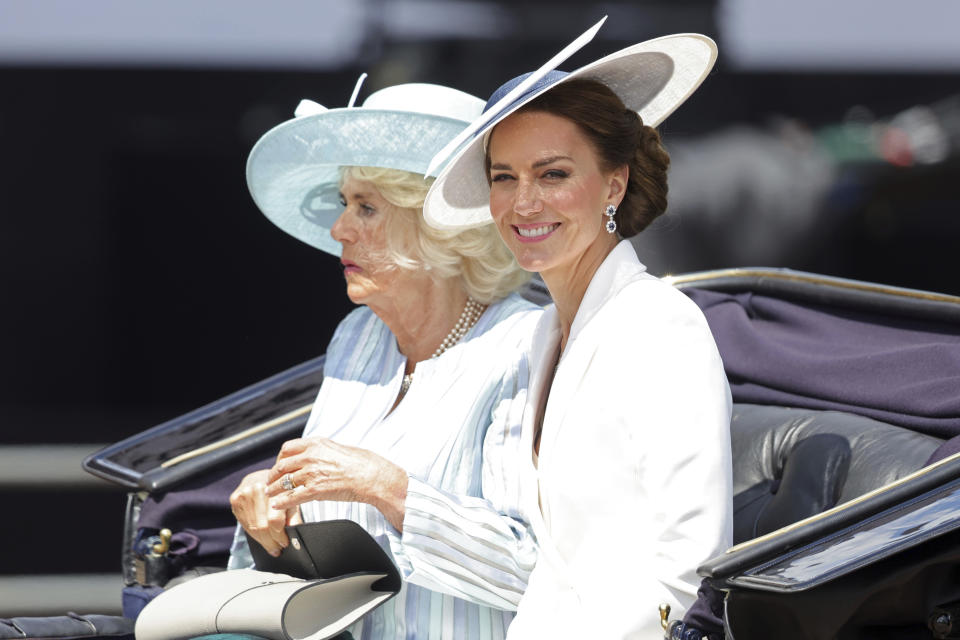 Camila, la duquesa de Cornualles, izquierda, y Catalina, la duquesa de Cambridge, en un carruaje durante el Desfile del Estandarte en Londres el jueves 2 de junio de 2022 en el primero de cuatro días de celebraciones por el Jubileo de Platino de la reina Isabel II por sus 70 años de servicio. (Chris Jackson/Pool via AP)