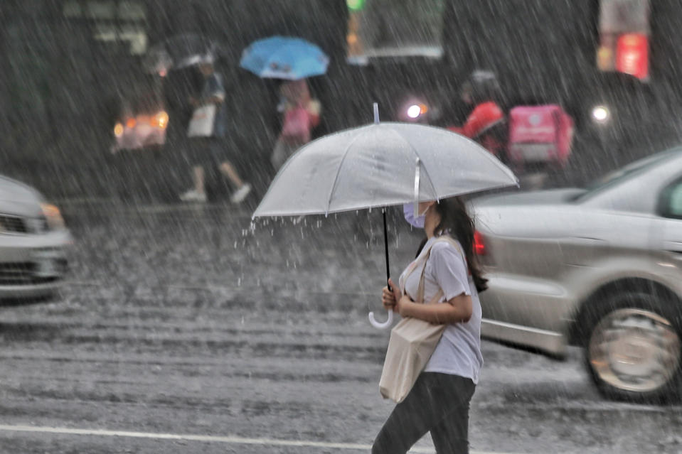 今全台晴朗炎熱，高溫36度以上，午後山區、東北部、大台北有雷陣雨或較大雨勢。（資料照）