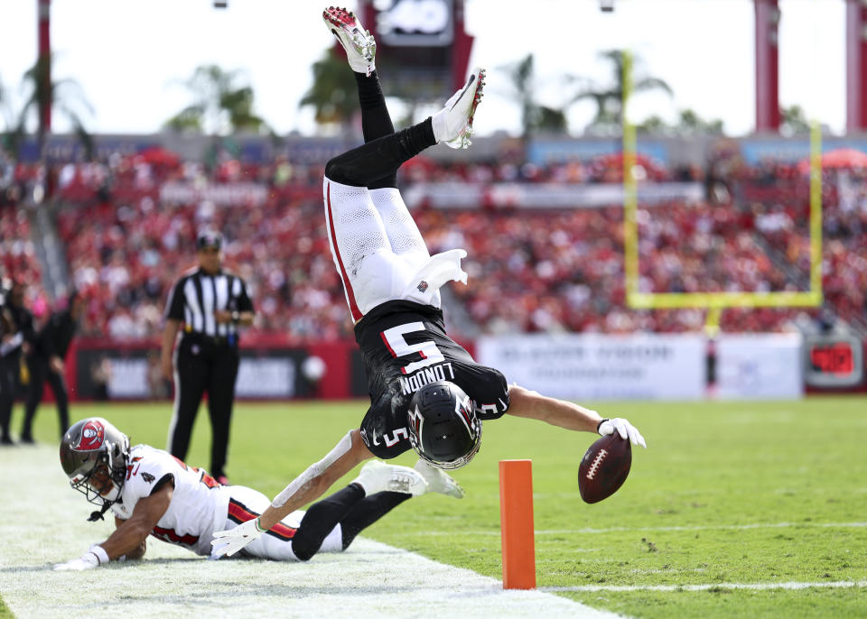 TAMPA, FLORIDA - OCTOBER 22: Drake London #5 of the Atlanta Falcons dives and is stopped short of the goal line by Antoine Winfield Jr. #31 of the Tampa Bay Buccaneers in the third quarter of the game at Raymond James Stadium on October 22, 2023 in Tampa, Florida. (Photo by Kevin Sabitus/Getty Images)