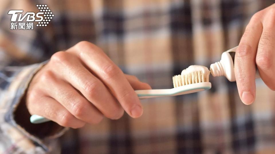 除了各式清潔劑之外，許多人也推薦牙膏除水垢。（示意圖／shutterstock達志影像）