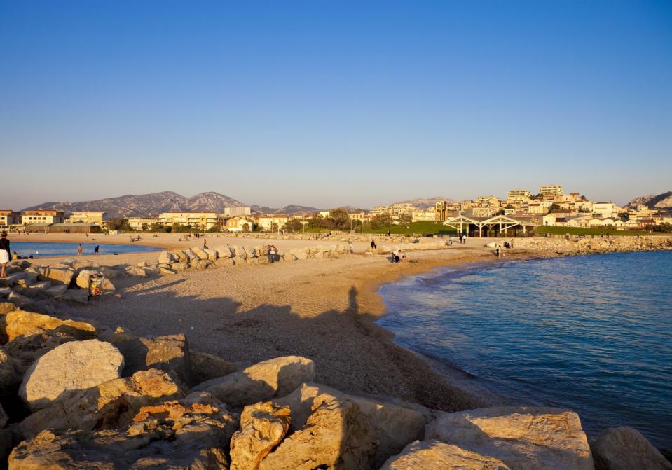 <p>La plage du Prado est la plus grande de Marseille. Longée par d'immenses bandes de pelouse, elle fait le bonheur des sportifs qui viennent souvent s'adonner aux joies du football. L'endroit idéal pour se reposer ou brûler quelques calories. </p><br>