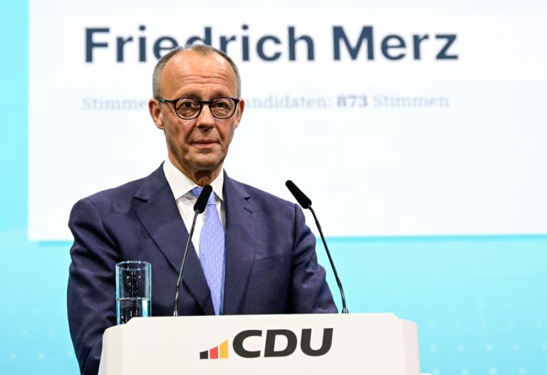 CDU-Chef Friedrich Merz schließt Koalitionen von CDU und dem Bündnis Sahra Wagenknecht (BSW) auf Länderebene nicht aus. Ein Ausschluss gelte nur für die Bundesebene, sagte er dem MDR. (Tobias SCHWARZ)