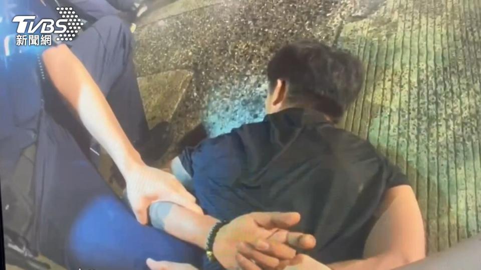 警方到場壓制逮捕施暴的男子。（圖／TVBS）